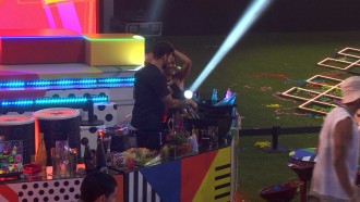 Natália e Rodrigo dão selinho na Festa Open House do BBB 22