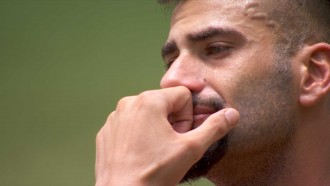 Nizam chora e é amparado por Davi: 'Quer um abraço?'