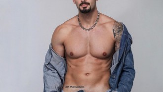 Nizam, do BBB 24, mostra tatuagem íntima em clique sensual e explica significado