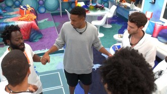 No BBB 22, Douglas Silva faz oração com brothers