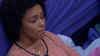 No BBB 22, Natália chora e diz para brothers: 'Estou muito mal'
