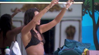 No BBB 24, Alane encontra fone de ouvido dentro de jaqueta