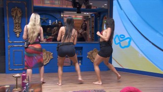 No BBB 24, sisters dançam funk e arriscam 'passinho'