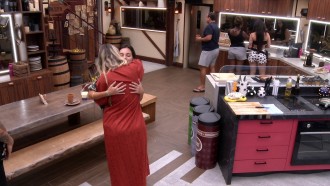 No BBB 24, Yasmin abraça Alane e deseja parabéns