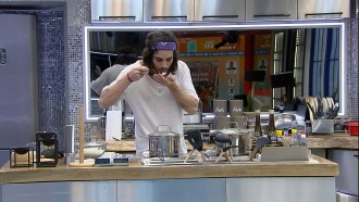 No BBB21, Fiuk prepara almoço sozinho na cozinha do VIP
