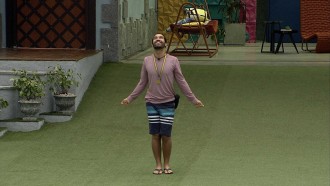 No gramado do BBB21, Gilberto comemora: 'Eu vivi o Big Brother'