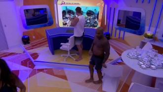 No Quarto do Líder, Cezar fala sobre Paula: 'É bem traiçoeira'