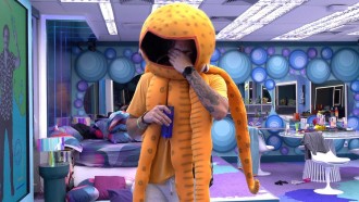 No Quarto do Líder, do BBB 22, Eliezer chora ouvindo Bruno Mars