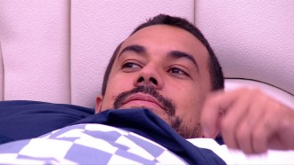 No Quarto Líder, Maike faz convite a Renata: 'Dorme aqui'