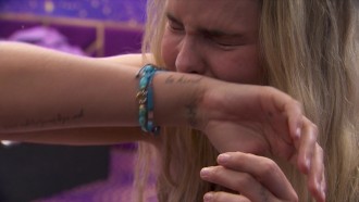 No Quarto Magia do BBB 24, Yasmin chora em silêncio