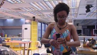 No Vip do BBB21, Lumena prepara suco enquanto brothers dormem