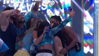 Participantes dão selinho coletivo durante Festa do BBB 26