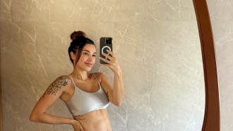 Paula Amorim exibe barriguinha de gravidez em selfie