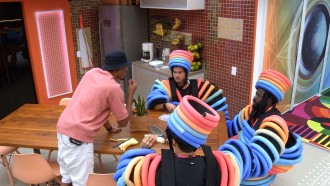 Paulo André dá goiabada na boca de Douglas Silva