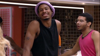 Paulo André pega emprestado chapéu de crochê de Jade Picon