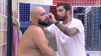 Pedro Scooby apara barba de Tiago Abravanel no BBB 22
