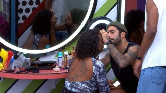 Pedro Scooby faz delineado em Linn da Quebrada no BBB 22