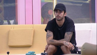 Pedro Scooby fica pensativo no BBB 22