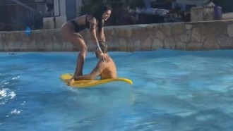 Pocah aprende surfe com Pedro Scooby: 'Aulinha com o brabo'