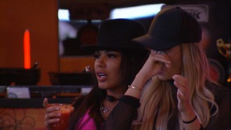 Pocah consola sister na festa e diz: 'Volta, Sarah'