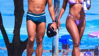 Pocah curte dia de praia com namorado no Rio de Janeiro