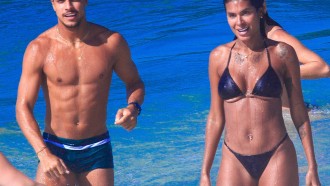 Pocah curte praia no Rio de Janeiro com o namorado