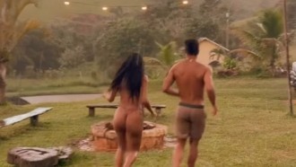 Pocah registra momento romântico na chuva com namorado