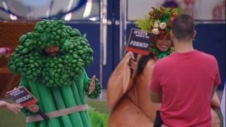 Projota e Pocah cumprem Castigo do Monstro pela primeira vez