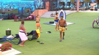 Raquele ri e agradece por não atender ao Big Fone no BBB 24