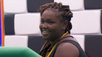 Raquele usa a Central do Líder para ativar o Toque do Monstro