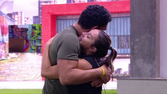 Renata chora no BBB 25 e é acolhida por rivais