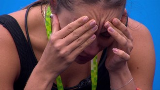 Renata chora sozinha no Quarto Fantástico, do BBB 25