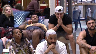 Reunidos na sala do BBB21, brothers aplaudem Presente do Anjo