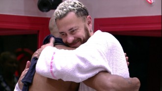 Ricardo abraça e felicita Fred pela vitória do Quarto Branco