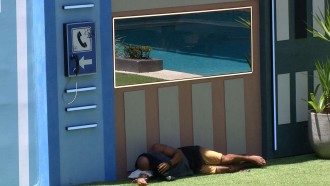 Ricardo 'acampa' ao lado de Big Fone