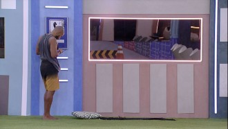 Ricardo faz plantão ao lado do Big Fone no BBB 23