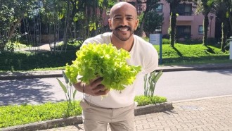 Ricardo publica foto segurando alface