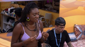 Sarah Aline conversa com rivais e sai em defesa de Cezar