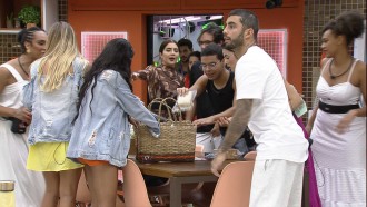 Sisters comemoram comida da Xepa: 'Tem miojo!'