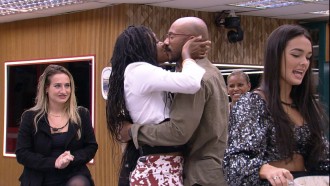 Sisters do BBB 23 fazem festa e cantam parabéns para Ricardo