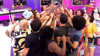 Sisters e brothers do BBB 22 ganham maleta Avon e tiram fotos
