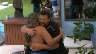 Solange Couto chora no BBB 26 e pede abraço a Babu Santana