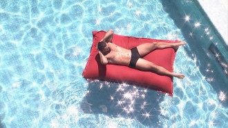 Sozinho, Arthur curte piscina no BBB21