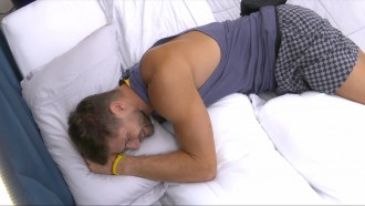 Sozinho, Jonas Sulzbach chora no Quarto do Líder