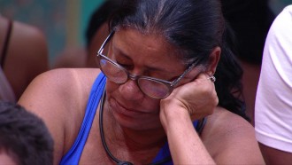 Tadeu Schmidt dá susto em sister: 'Acorda, Delma'