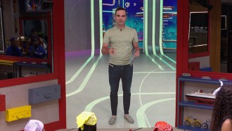 BBB 23: Tadeu Schmidt dança hit de axé no 'pré-festa' de participantes