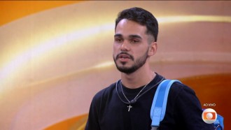 Tadeu Schmidt recebe João Gabriel e agradece: 'Valeu, menino bom'