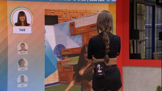 Thaís assiste ao #FeedBBB no telão da sala