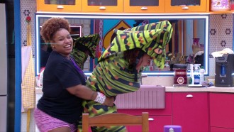 Thamiris cumpre o Castigo do Monstro Cobra no BBB 25