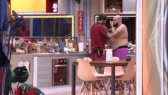 Tiago Abravanel chora após discussão com Pedro Scooby